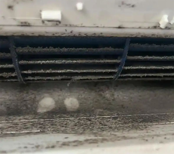 右玉空调吹的风有股烧焦味是怎么回事